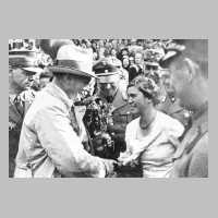 067-0015 Hermann Goering bedankt sich bei Edith Runge fuer die Elche und uebergibt ihr einen Bericht ueber das Befinden der Tiere..jpg